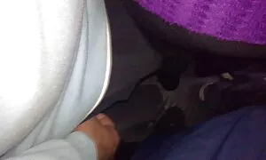२ अपरिचितहरूद्वारा स ...