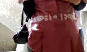 एक हिजाब मा घरेलु गु ...